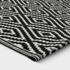 Reversible Diamond Indoor/Outdoor Rug - Room Essentials™